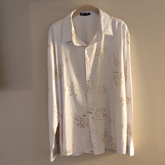 SHEIN Other - EUC Shein men's collared, long sleeve, dress shirt. White and metallic gold